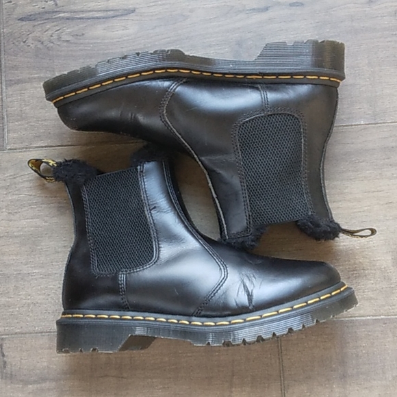 DR. MARTENS AIRWAIR BLACK LEATHER SHEARLING TRIM BOOTS WOMANS 10/42 - Picture 2 of 10
